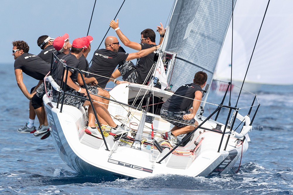 sailboat racing teamwork